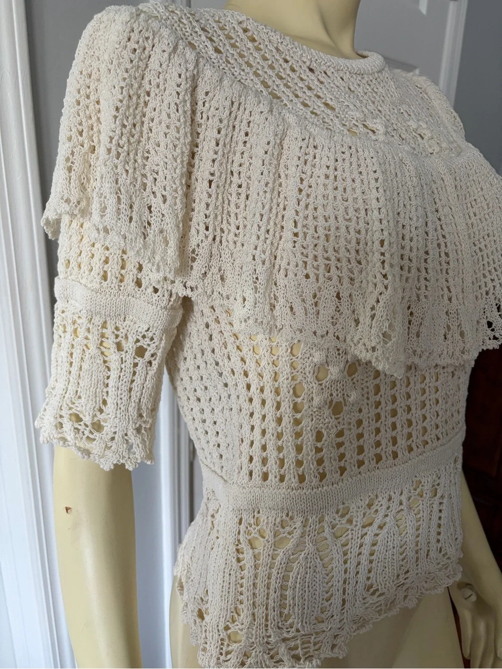 Zara Women’s Cream Crochet Ruffle Knit Top/ size small